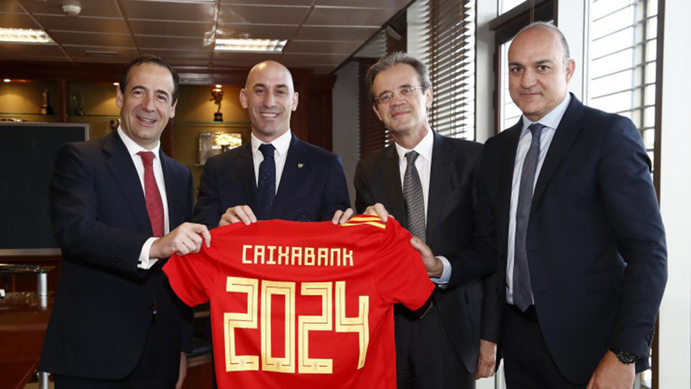 Caixabank se convierte en patrocinador de la Roja. Sefútbol.
