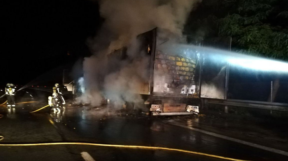 Incendio de un camión frigorífico en la A-15, en Arazuri BOMBEROS DE NAVARRA