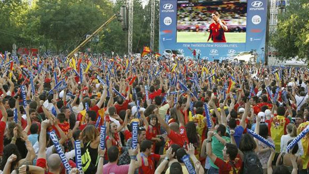 Pantalla gigante en Madrid para ver un partido de España. EFE.