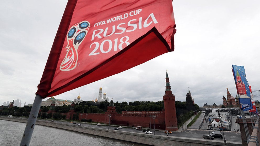 KOCH05. MOSCÚ (RUSIA), 08/06/2018.- Vista de una bandera que promociona el Mundial de Fútbol de Rusia 2018 junto al palacio del Kremlin de Moscú (Rusia) hoy, 8 de junio del 2018. El Mundial de fútbol de Rusia 2018 se celebra desde el próximo 14 de junio hasta el 15 de julio del 2018. EFE/ Maxim Shipenkov