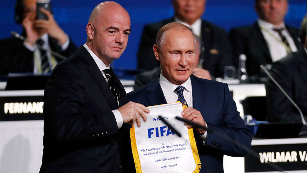 Moscow (Russian Federation), 13/06/2018.- FIFA president Gianni Infantino (L) poses with Russian President Vladimir Putin after Putin addressed the delegates of the 68th FIFA Congress in Moscow, Russia, 13 June 2018. (Mundial de Fútbol, Moscú, Rusia) EFE/EPA/FELIPE TRUEBA