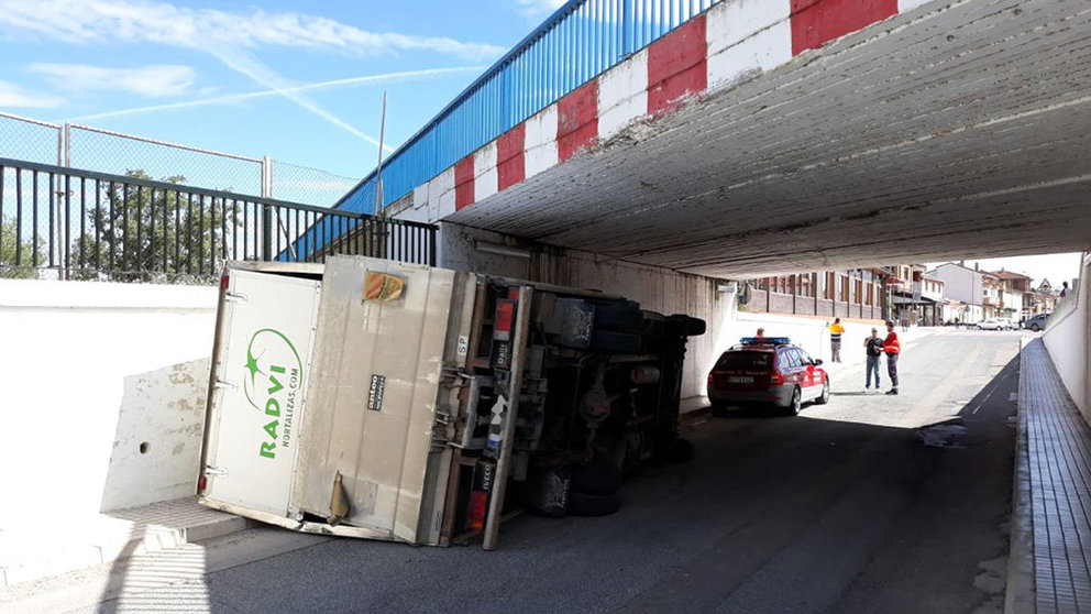 Así ha quedado el camión que ha volcado en la Avenida Navarra de Caparroso, bajo el puente de la carretera nacional que cruza la localidad Foto AMAYA LUQUI