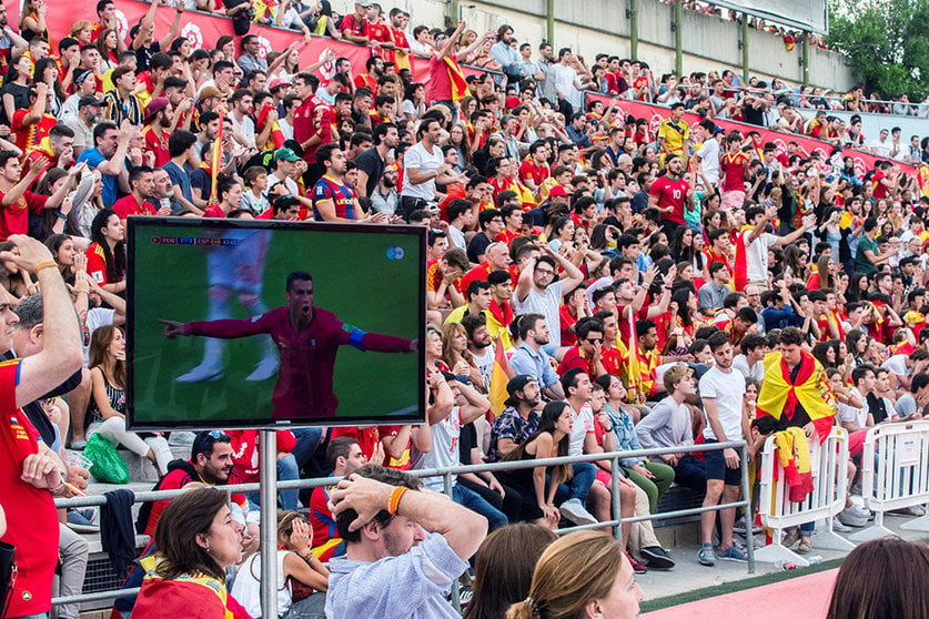Seguidores de la selección española de fútbol siguen esta tarde la retransmisión del partido del Mundial 2018 entre España y Portugal en la pantalla gigante del Camp Municipal de l&#39;Àliga de Barcelona. EFE/Quique García