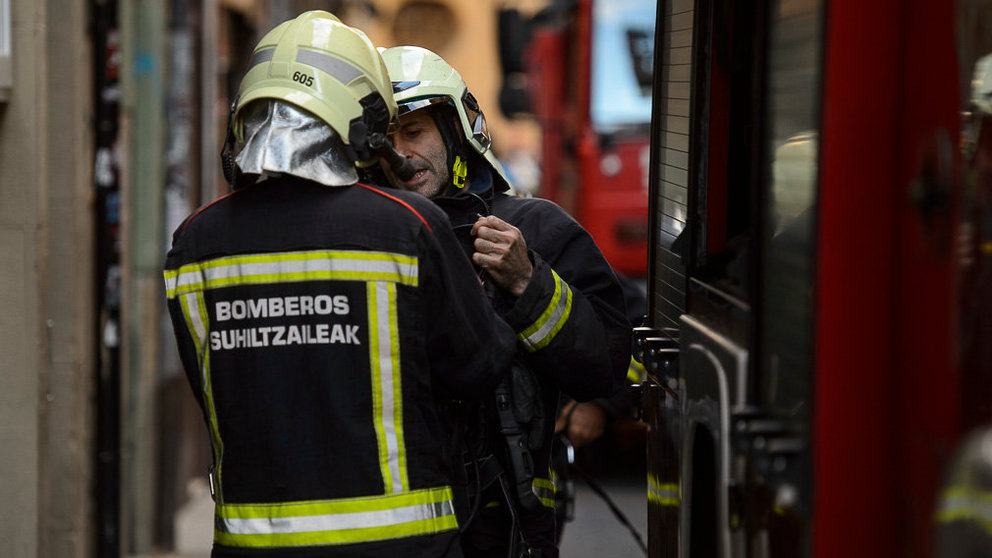 Bomberos y Policía Municipal atienden una emergencia en la calle Jarauta de Pamplona. PABLO LASAOSA 03