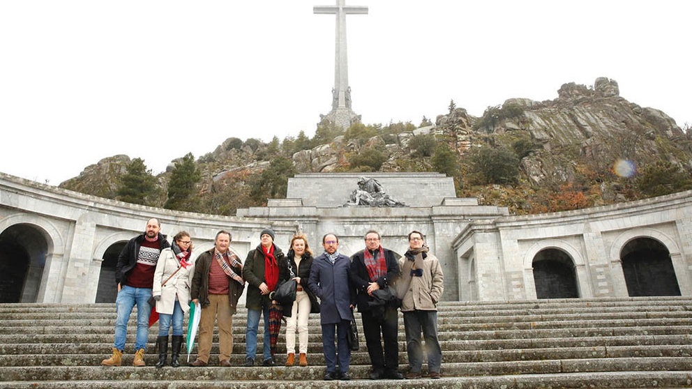 Miembros del PSOE posando junto al Valle de los Caídos