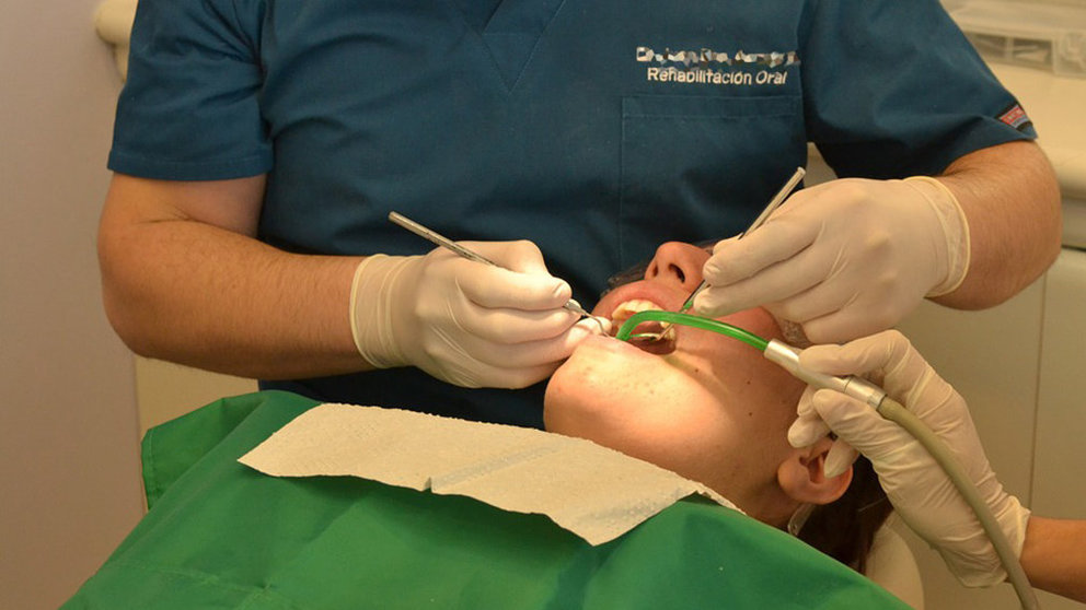 Imagen de un dentista realizando una revisión bucal a una paciente ARCHIVO