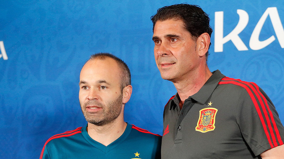 Kazan (Russian Federation), 19/06/2018.- Spain player Andres Iniesta (L) and head coach Fernando Hierro (R) during a press conference at the Kazan Arena stadium in Kazan, Russia, 19 June 2018. Spain will face Iran in the FIFA World Cup 2018 Group B preliminary round soccer match on 20 June 2018. (España, Mundial de Fútbol, Rusia) EFE/EPA/SERGEY DOLZHENKO EDITORIAL USE ONLY
