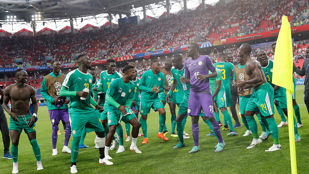 Moscow (Russian Federation), 19/06/2018.- Players of Senegal celebrate after the FIFA World Cup 2018 group H preliminary round soccer match between Poland and Senegal in Moscow, Russia, 19 June 2018. Senegal won the match 2-1. (RESTRICTIONS APPLY: Editorial Use Only, not used in association with any commercial entity - Images must not be used in any form of alert service or push service of any kind including via mobile alert services, downloads to mobile devices or MMS messaging - Images must appear as still images and must not emulate match action video footage - No alteration is made to, and no text or image is superimposed over, any published image which: (a) intentionally obscures or removes a sponsor identification image; or (b) adds or overlays the commercial identification of any third party which is not officially associated with the FIFA World Cup) (Mundial de Fútbol, Polonia, Moscú, Rusia) EFE/EPA/FELIPE TRUEBA EDITORIAL USE ONLY