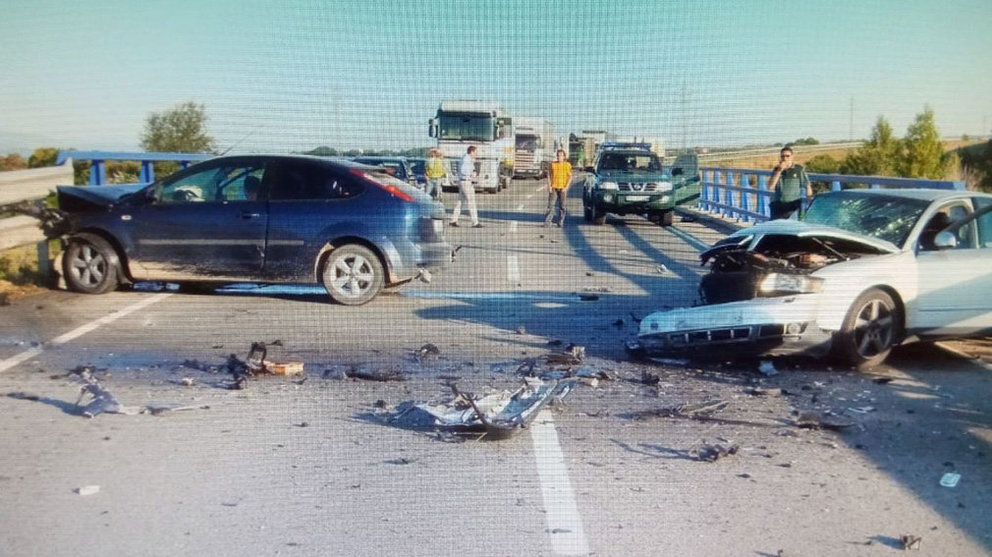 Imágenes de la colisión frontal entre dos coches en la que dos personas han resultado heridas en Milagro Fotos GUARDIA CIVIL 1