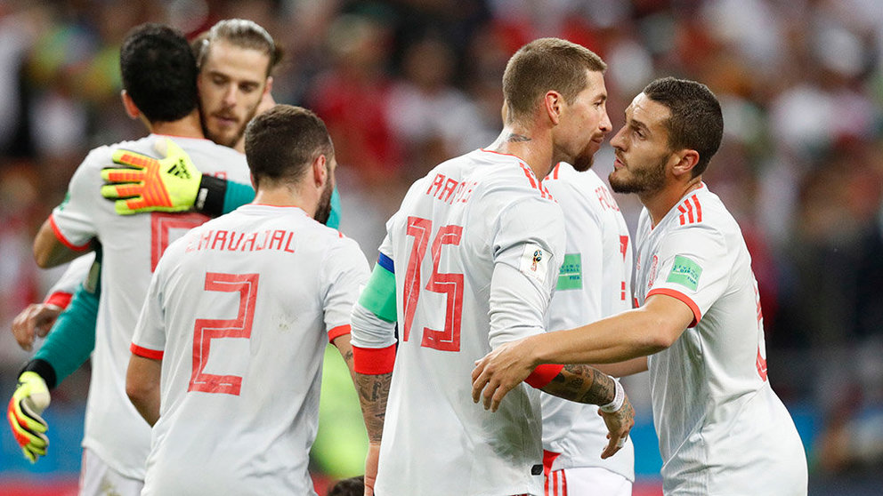 Kazan (Russian Federation), 20/06/2018.- Sergio Ramos (2-L) of Spain and his team mate Koke (L) react after the FIFA World Cup 2018 group B preliminary round soccer match between Iran and Spain in Kazan, Russia, 20 June 2018. Spain won the match 1-0. (RESTRICTIONS APPLY: Editorial Use Only, not used in association with any commercial entity - Images must not be used in any form of alert service or push service of any kind including via mobile alert services, downloads to mobile devices or MMS messaging - Images must appear as still images and must not emulate match action video footage - No alteration is made to, and no text or image is superimposed over, any published image which: (a) intentionally obscures or removes a sponsor identification image; or (b) adds or overlays the commercial identification of any third party which is not officially associated with the FIFA World Cup) (España, Mundial de Fútbol, Rusia) EFE/EPA/ROBERT GHEMENT EDITORIAL USE ONLY