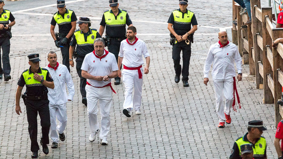 El alcalde de Pamplona, Joseba Asirón, recorre las calles del encierro antes de la primera carrera del 7 de julio de 2017. IÑIGO ALZUGARAY