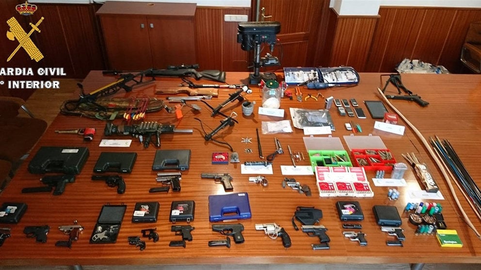 El arsenal incautado por la Guardia Civil a un hombre que fabricaba armas y explosivos en Álava GUARDIA CIVIL