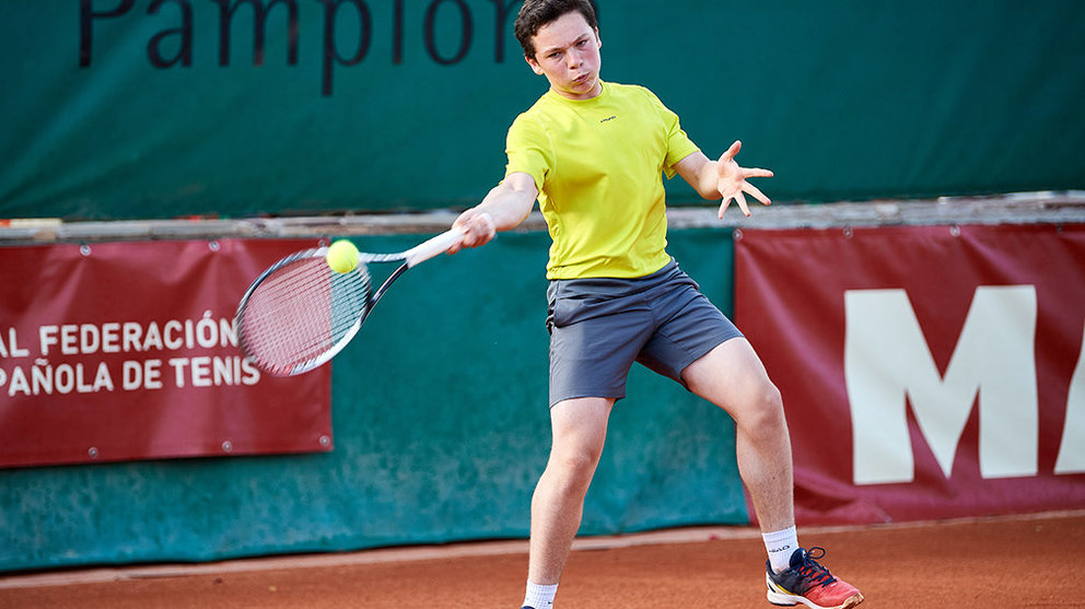 El tenista Iñaki Montes durante uno de los partidos del Campeonato. CLUB TENIS PAMPLONA