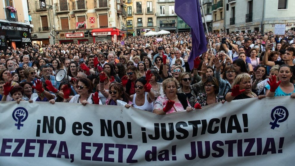 Cientos de personas se manifiestan en Pamplona por la libertad provisional de 'La Manada'. MIGUEL OSÉS.