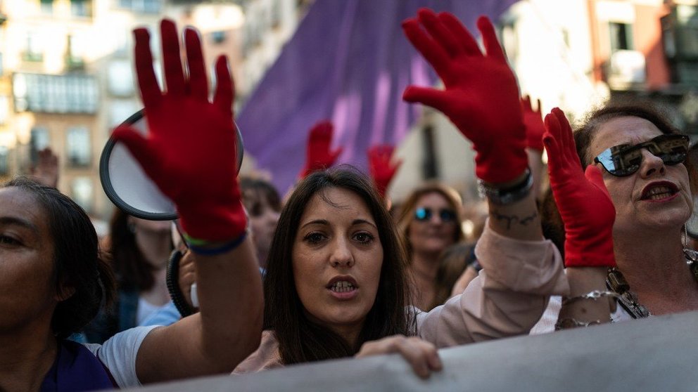Cientos de personas se manifiestan en Pamplona por la libertad provisional de &#39;La Manada&#39;. MIGUEL OSÉS.7