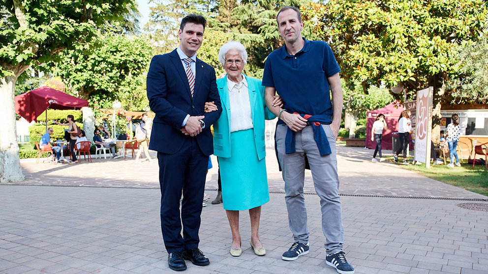 El presidente del club de Tenis Pamplona, Alejandro García, la socia centenaria Mª Dolores Artázcoz y el vicepresidente de la entidad, Toni Lerga.