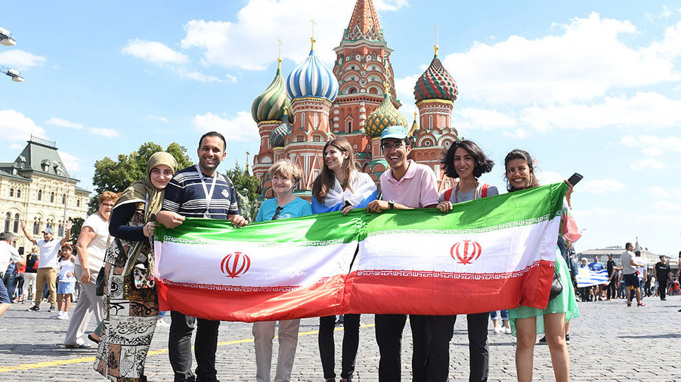Moscow (Russian Federation), 22/06/2018.- Aficionados de Irán en la plaza roja de Moscú. EFE/EPA/FACUNDO ARRIZABALAGA