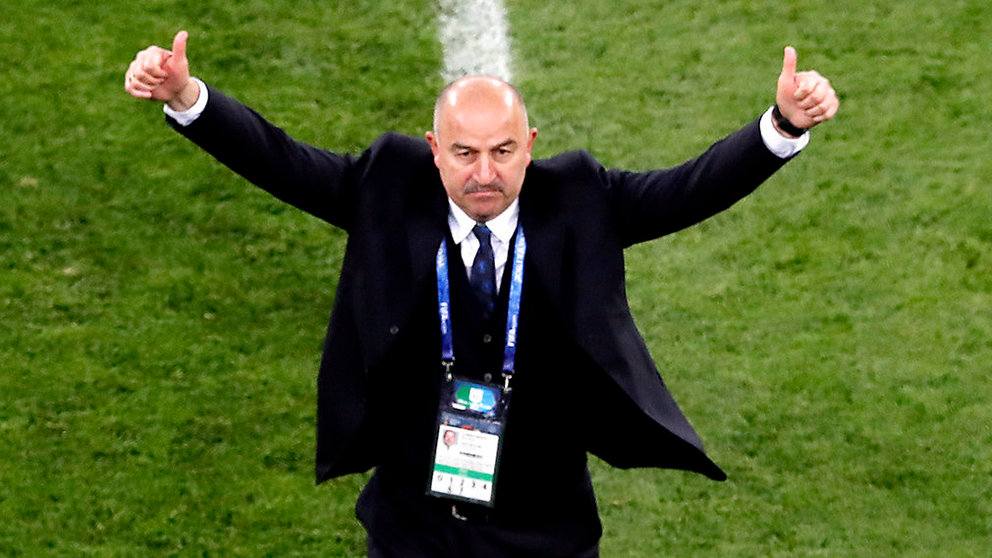 St.petersburg (Russian Federation), 19/06/2018.- Russia's coach Stanislav Cherchesov celebrates winning the FIFA World Cup 2018 group A preliminary round soccer match between Russia and Egypt in St.Petersburg, Russia, 19 June 2018. (RESTRICTIONS APPLY: Editorial Use Only, not used in association with any commercial entity - Images must not be used in any form of alert service or push service of any kind including via mobile alert services, downloads to mobile devices or MMS messaging - Images must appear as still images and must not emulate match action video footage - No alteration is made to, and no text or image is superimposed over, any published image which: (a) intentionally obscures or removes a sponsor identification image; or (b) adds or overlays the commercial identification of any third party which is not officially associated with the FIFA World Cup) (Egipto, Mundial de Fútbol, Rusia) EFE/EPA/ANATOLY MALTSEV EDITORIAL USE ONLY EDITORIAL USE ONLY