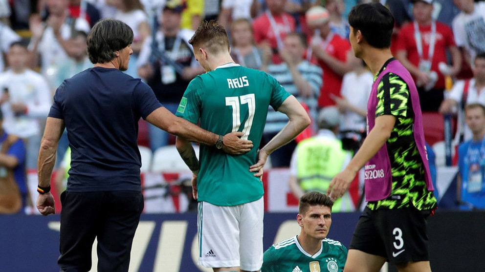 El técnico de la selección alemana Joachim Löw (i) consuela al delantero alemán Marco Reus después de su derrota por 2-0, tras el partido ante Corea del Mundial de Fútbol de Rusia 2018, en el Kazan. EFE/Julio Muñoz.