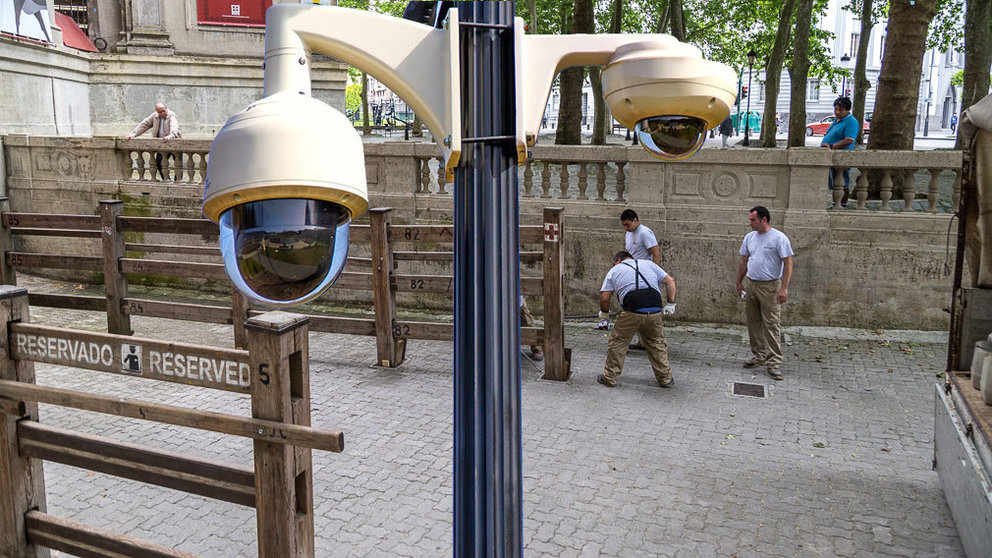 Fotomontaje con unas cámaras de seguridad similares a las que vigilarán el vallado de San Fermín