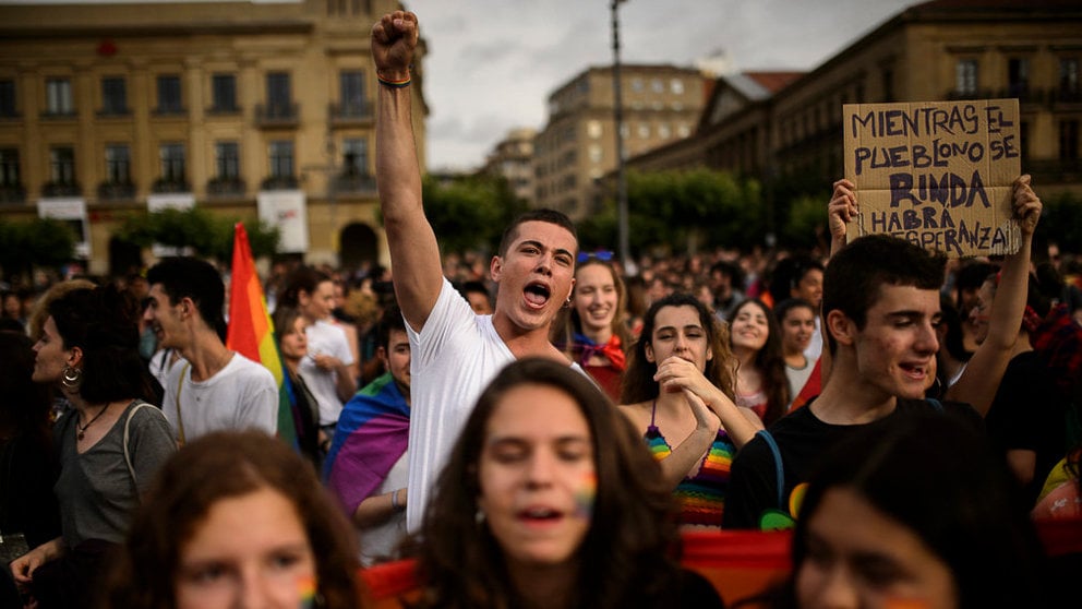 La Plataforma 28J conmemora el Día Internacional del Orgullo LGTB con una manifestación. PABLO LASAOSA 16