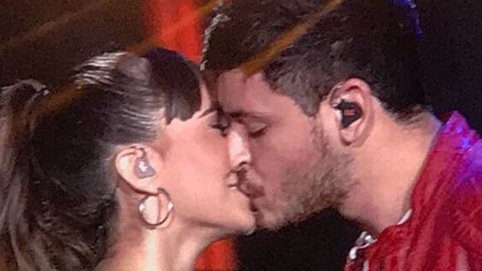 Imagen del beso entre Aitana y Cepeda en el concierto de OT en el Santiago Bernabéu