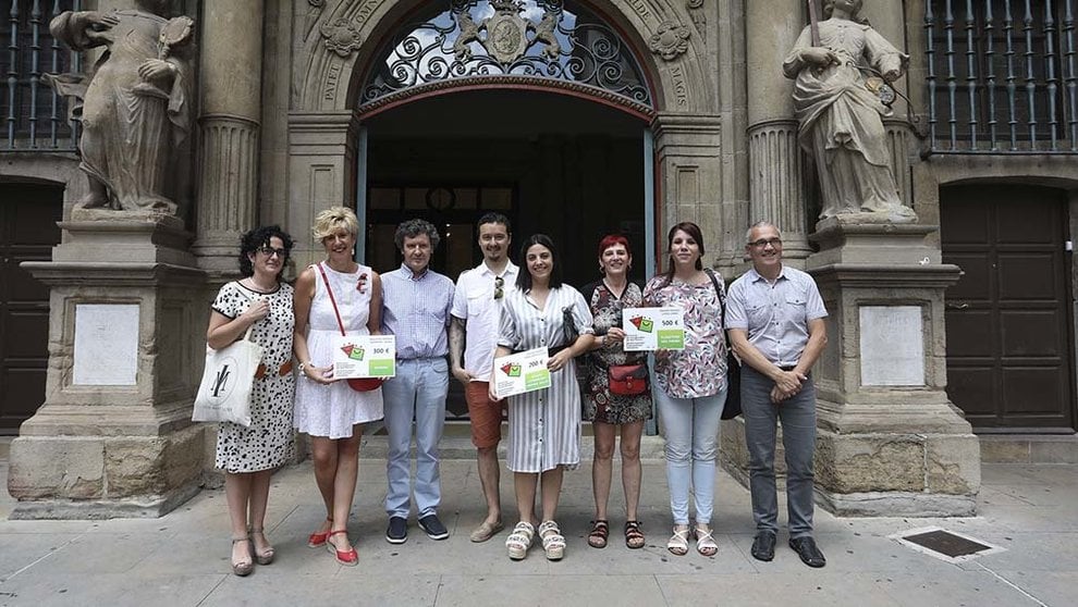 La Floristería San Fermín gana el concurso de escaparates sanfermineros AYUNTAMIENTO