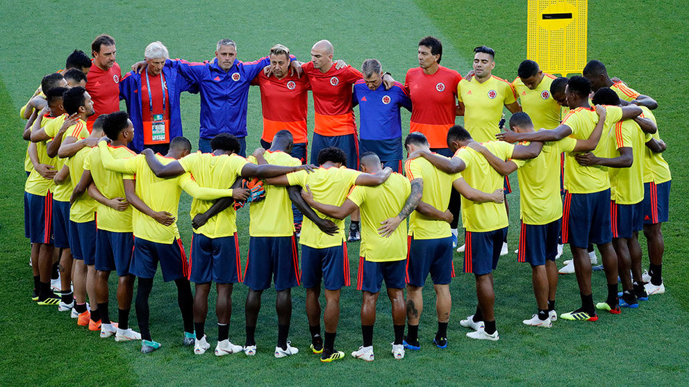 FT01. Moscow (Russian Federation), 02/07/2018.- Colombia's team get together at the beginning of a training session in Moscow, Russia, 02 July 2018. Colombia will face England in the FIFA World Cup 2018 round of 16 soccer match on 03 July 2018. (Mundial de Fútbol, Moscú, Inglaterra, Rusia) EFE/EPA/FELIPE TRUEBA