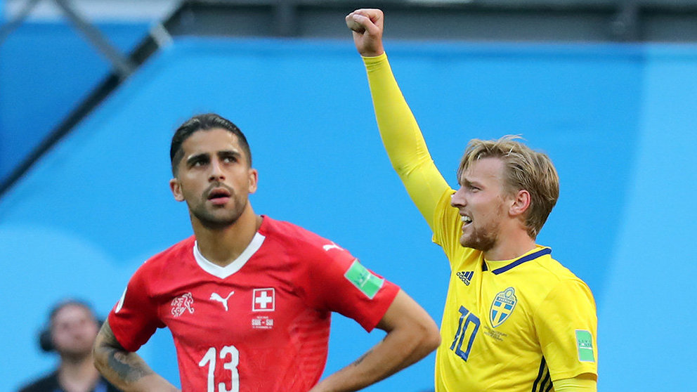 St.petersburg (Russian Federation), 03/07/2018.- Emil Forsberg of Sweden (R) reacts after scoring the 1-0 as Ricardo Rodriguez of Switzerland looks dejected during the FIFA World Cup 2018 round of 16 soccer match between Sweden and Switzerland in St.Petersburg, Russia, 03 July 2018. (RESTRICTIONS APPLY: Editorial Use Only, not used in association with any commercial entity - Images must not be used in any form of alert service or push service of any kind including via mobile alert services, downloads to mobile devices or MMS messaging - Images must appear as still images and must not emulate match action video footage - No alteration is made to, and no text or image is superimposed over, any published image which: (a) intentionally obscures or removes a sponsor identification image; or (b) adds or overlays the commercial identification of any third party which is not officially associated with the FIFA World Cup) (Mundial de Fútbol, Suecia, Suiza, Rusia) EFE/EPA/GEORGI LICOVSKI EDITORIAL USE ONLY
