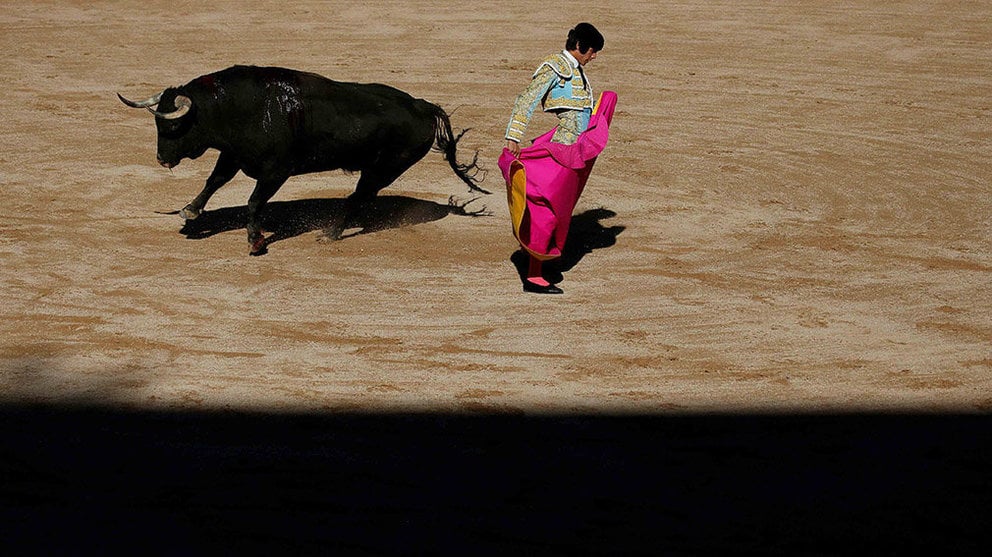French bullfighter Sebastian Castella performs a pass to a bull during a bullfight at the San Fermin festival in Pamplona, northern Spain July 12, 2017. REUTERS/Susana VeraCODE: X01622