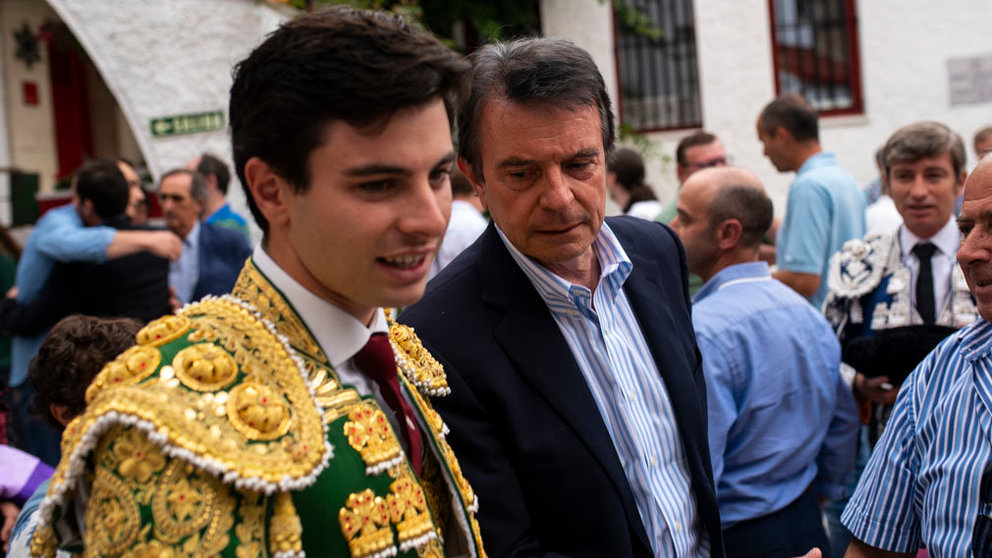 El novillero Antonio Catalán 'Toñete', acompañado por su padre, el empresario hotelero Antonio Catalán, minutos antes de hacer el paseíllo en la plaza de toros de Pamplona. MIGUEL OSÉS