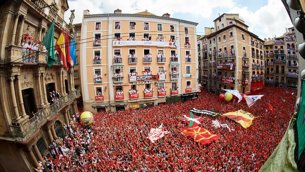 Ambiente previo al Chupinazo en la Plaza del Ayuntamiento durante el inicio de los Sanfermines de 2018. DANIEL FERNÁNDEZ (3)