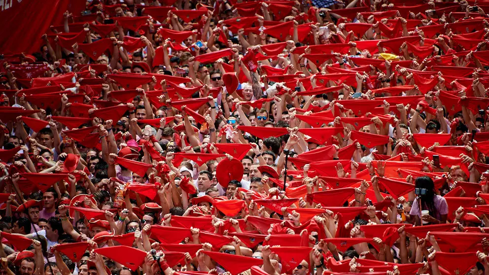 Ambiente previo al Chupinazo en la Plaza del Ayuntamiento durante el inicio de los Sanfermines de 2018. DANIEL FERNÁNDEZ (19)