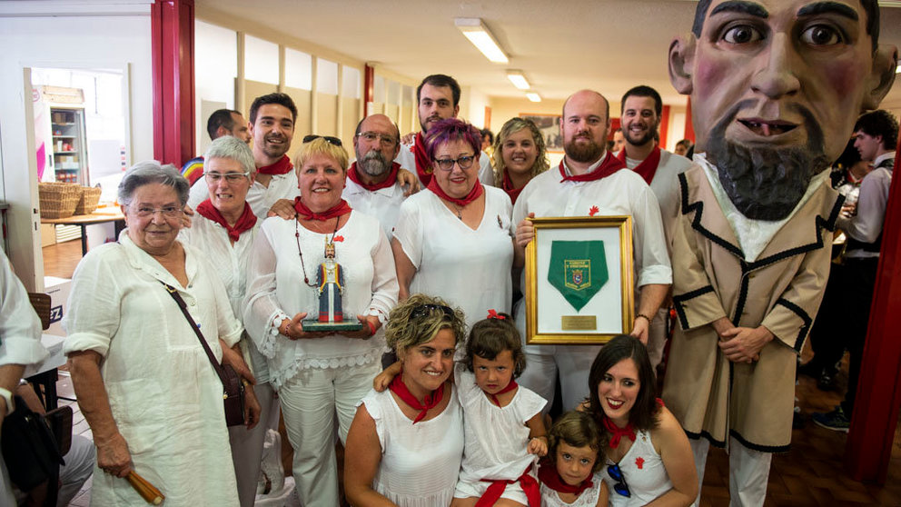 Homenaje a la familia Iribertegui por sus 100 años en la Comparsa de Pamplona. MIGUEL OSÉS_1