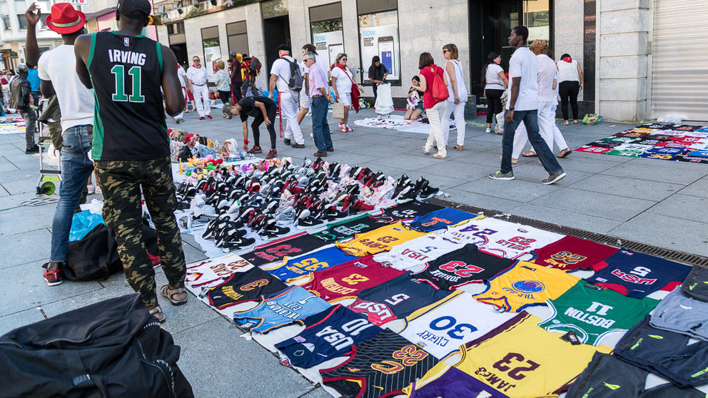 Los manteros venden sus productos en la calle Carlos III de Pamplona durante San Fermín 2018. IÑIGO ALZUGARAY (4)