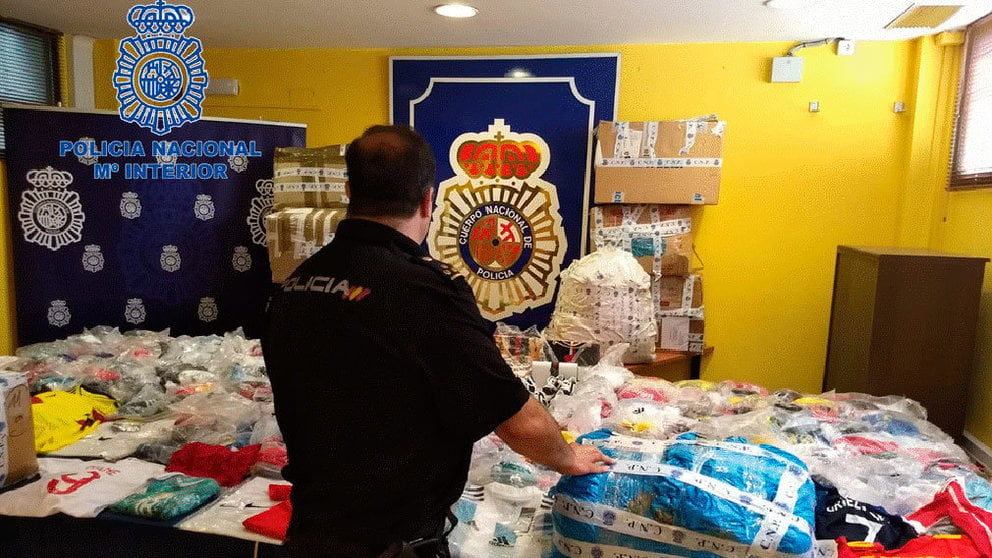 La Policía Nacional se han incautado de más de tres toneladas de productos falsificados que se estaban vendiendo en las fiestas de San Fermín 2018 POLICÍA NACIONAL