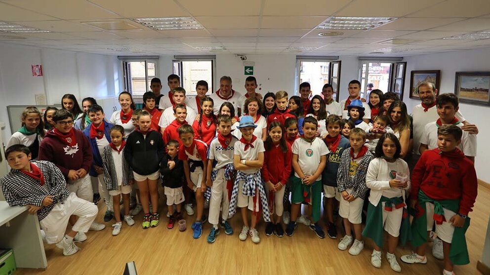 Desayuno de Asirón con niños de las peñas txikis