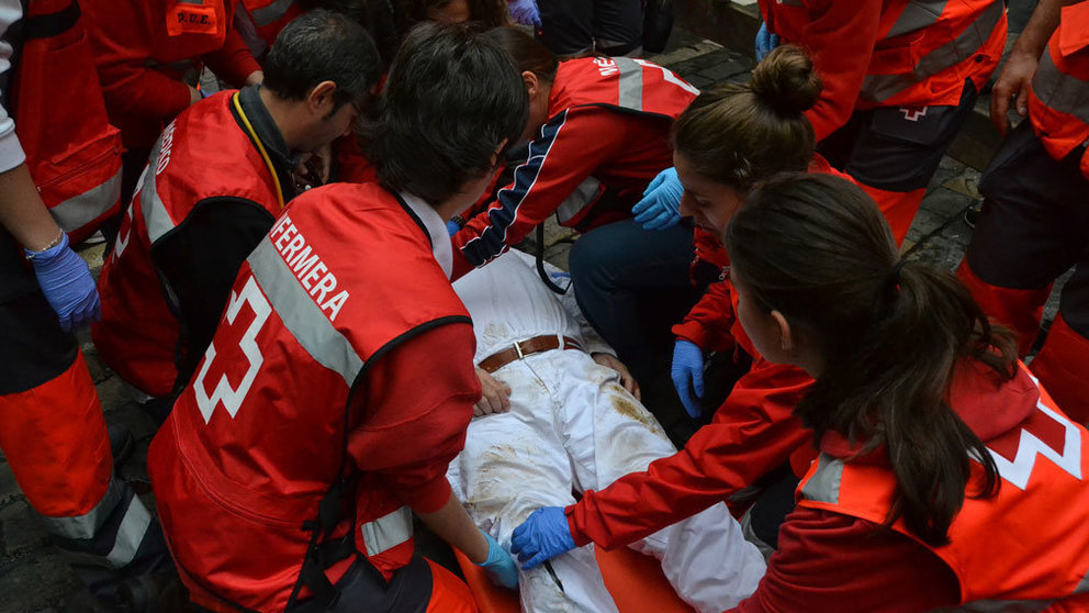 Cruz Roja atienden al mozo de 60 años herido en el tramo de Telefónica CEDIDA