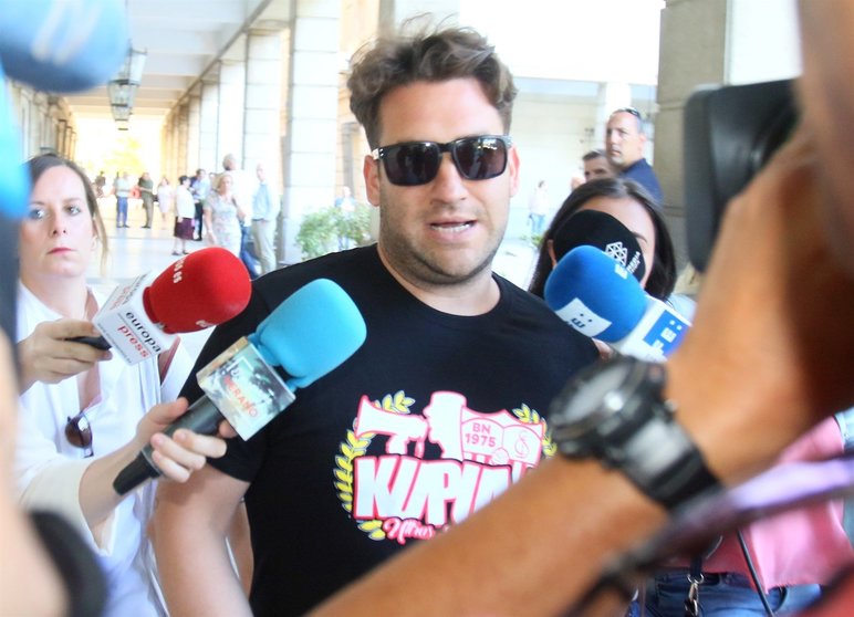 El Prenda critica ante los medios el cierre de su club de fans en Facebook tras salir del Juzgado de Sevilla EUROPA PRESS