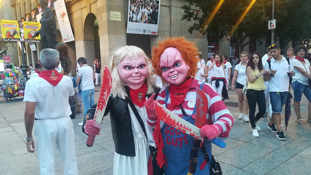 Figurantes disfrazados de Chucky y su novia en la Plaza del Castillo durante los Sanfermines. LEYRE SANTOS