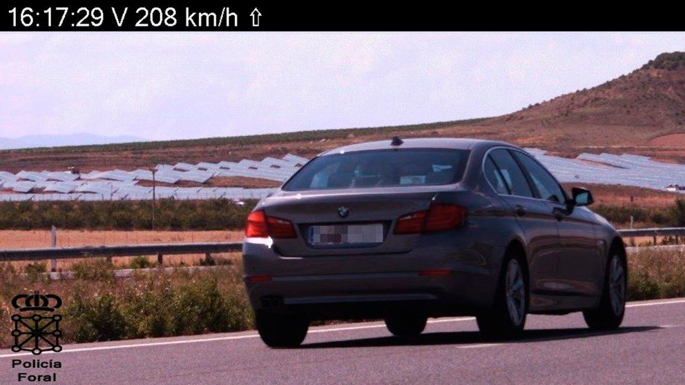 Imagen de un coche captado a 208 kilómetros por hora en la Operación Retorno de tráfico de la Policía Foral CEDIDA