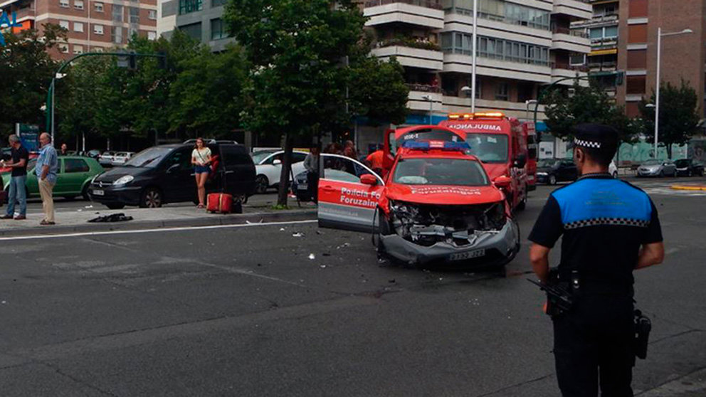 Un coche patrulla de la Policía Foral y otro turismo han sufrido un aparatoso choque en la avenida Bayona de Pamplona Foto POLICÍA MUNICIPAL DE PAMPLONA