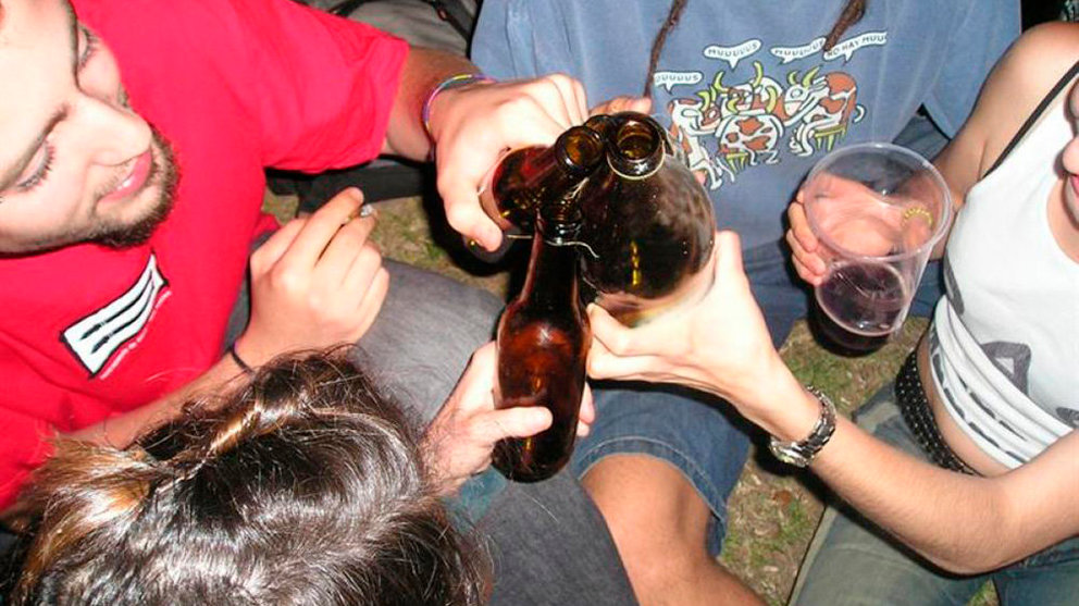 Imagen de unos jóvenes haciendo botellón con varias bebidas de alta graduación alcohólica EFE Archivo