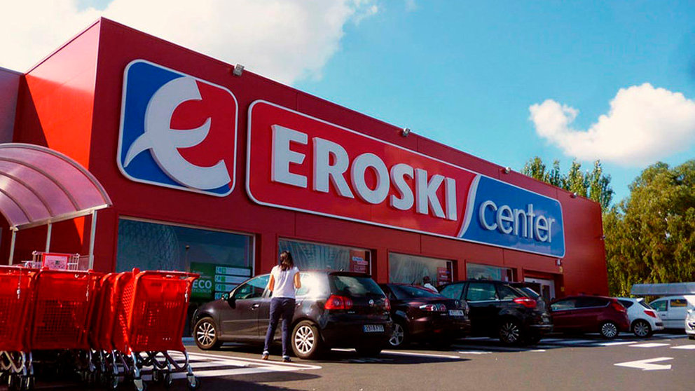 Imagen del aparcamiento de un supermercado de Eroski. ARCHIVO