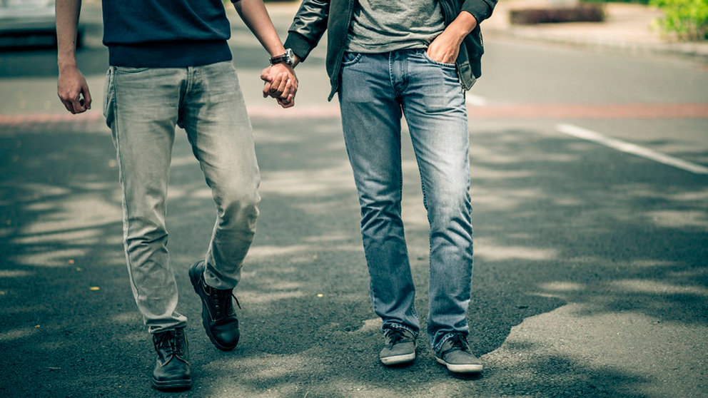 Una pareja de novios camina de la mano por una calle ARCHIVO