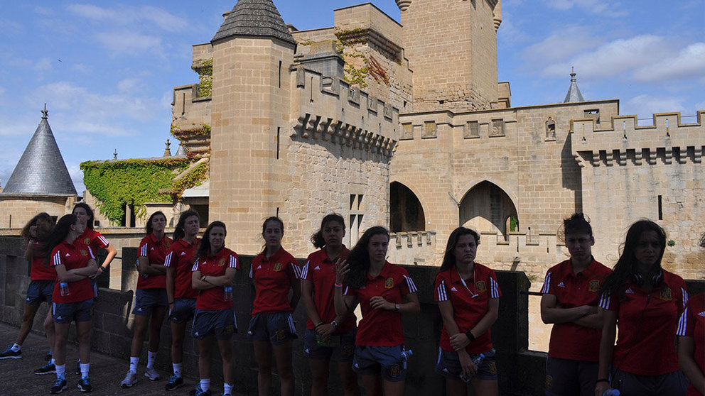 La selección femenina Sub-20 visita el Castillo de Olite