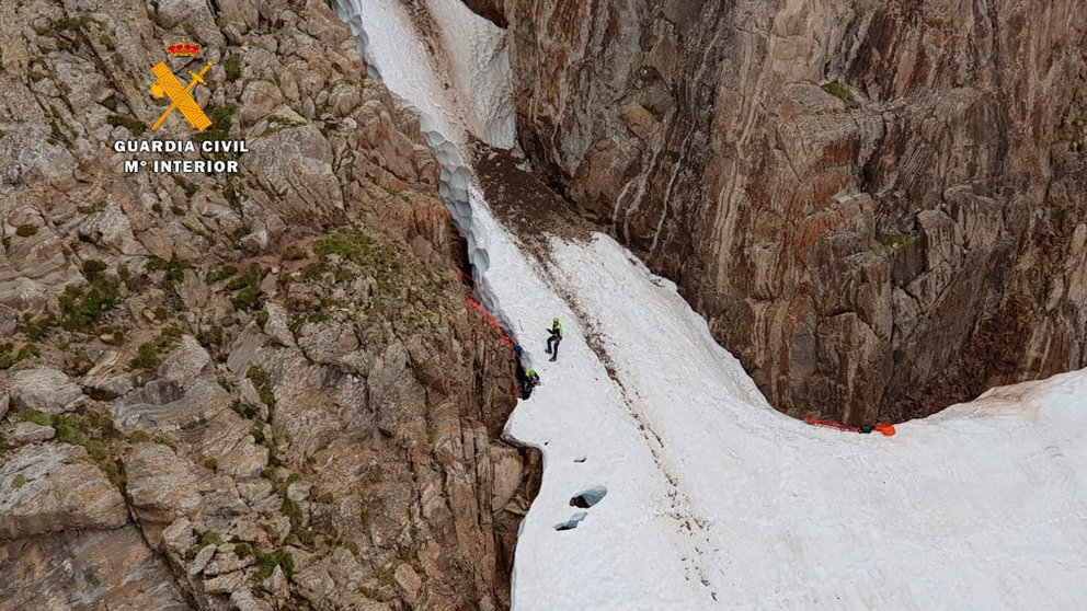 La Guardia Civil recupera el cuerpo del montañero fallecido tras precipitarse unos 100 metros. GUARDIA CIVIL