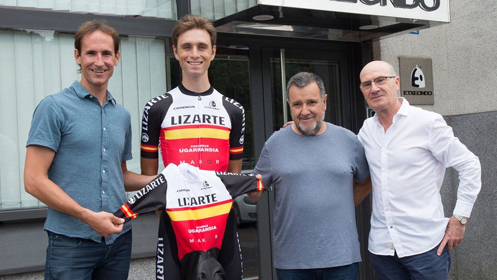El ciclista Íñigo Elósegui posa con parte del Equipo Lizarte en la presentación del nuevo maillot por el campeonato de España ETXEONDO
