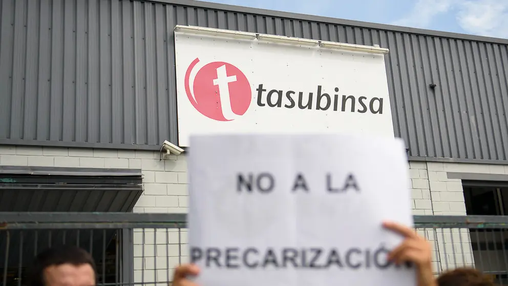 El comité de empresa de Tasubinsa convoca una concentración coincidiendo con la visita de representantes de Ilunion, compradora de la lavandería. PABLO LASAOSA 02