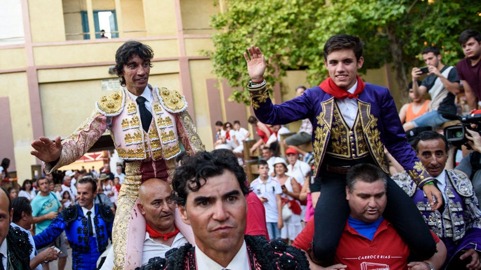 Curro Díaz y Guillermo Hermoso de Mendoza salen a hombros en la tercera corrida de la feria de Santa Ana en Tudela. MIGUEL OSÉS (2)
